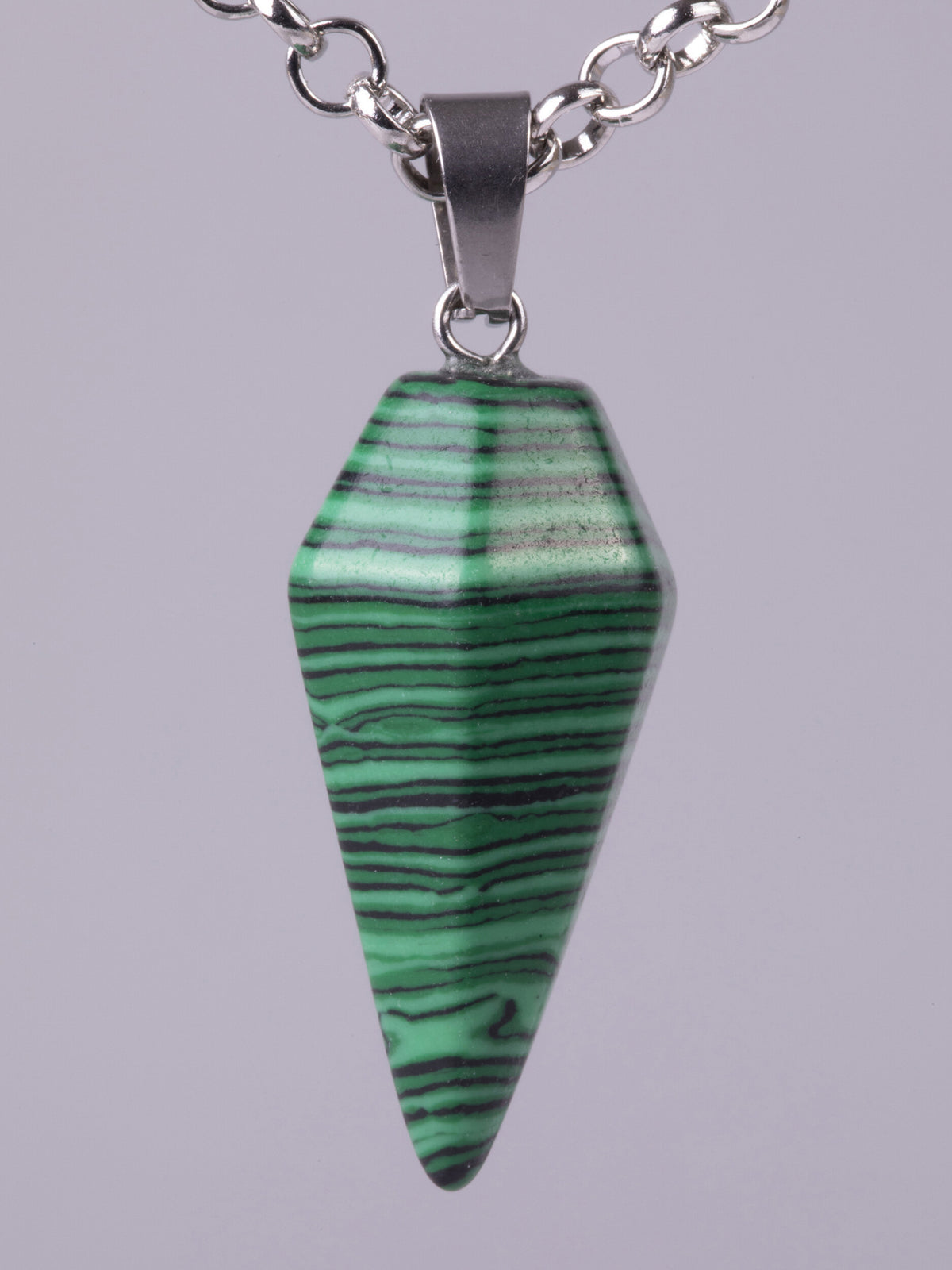 Exkluzivní amulet ve tvaru masivního kyvadla z malachitu  PK1403-1610