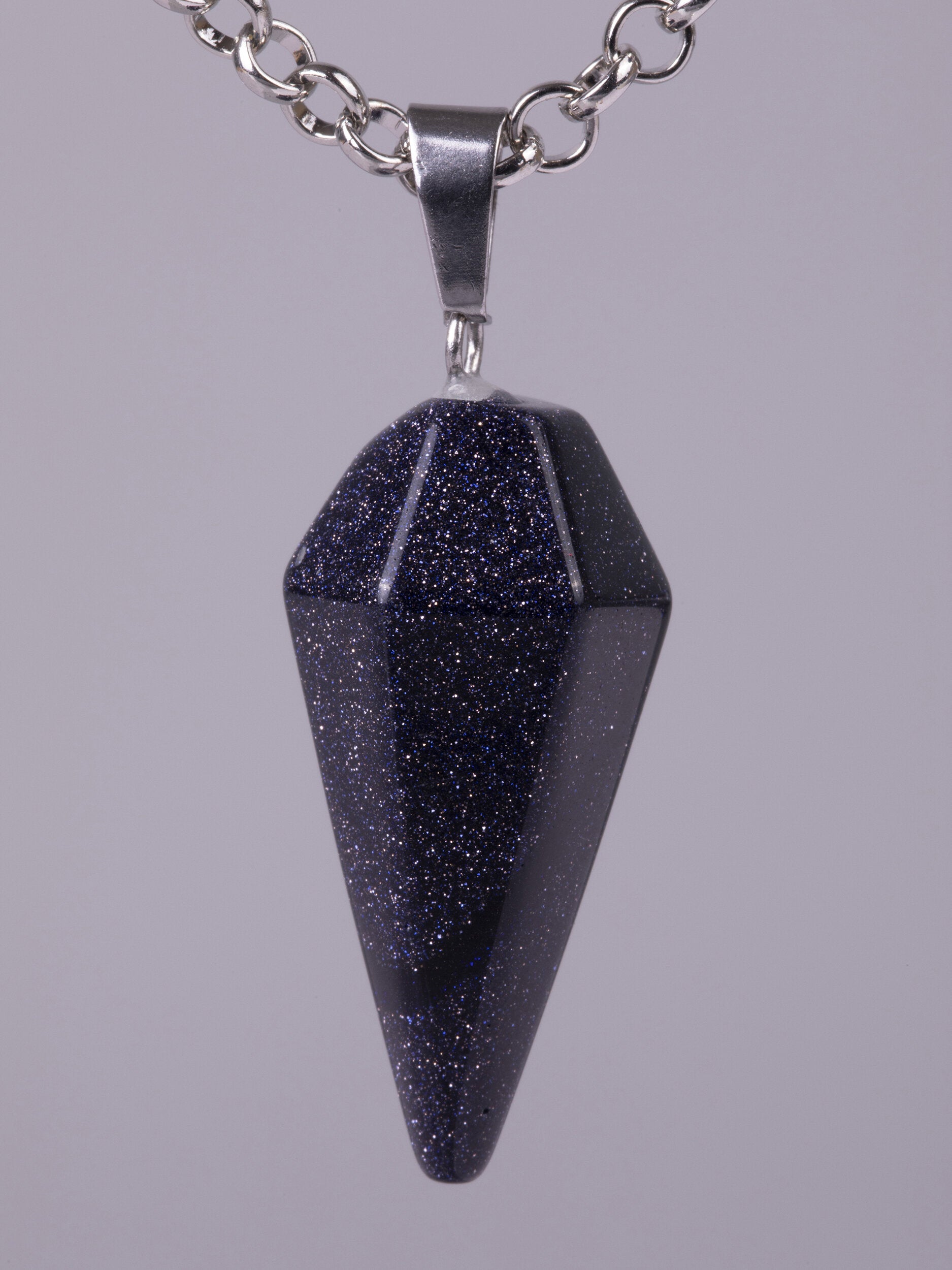 Luxusní amulet ve tvaru masivní špice z modrého slunečního kamene PK1399-1605
