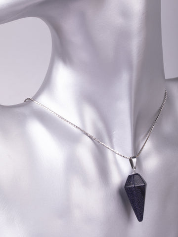 Luxusní amulet ve tvaru masivní špice z modrého slunečního kamene PK1399-1605