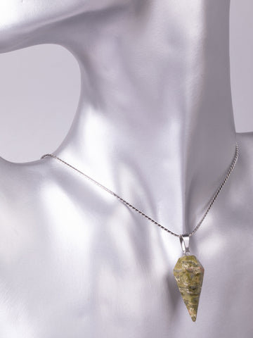 Luxusní amulet ve tvaru masivní špice z unakitu  PK1415-1610