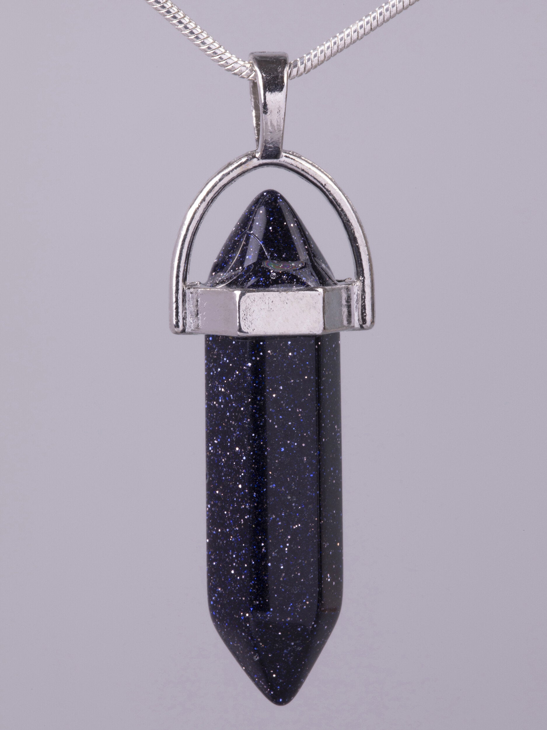 Exkluzivní amulet ve tvaru kyvadla z modrého slunečního kamene  PK1389-0105