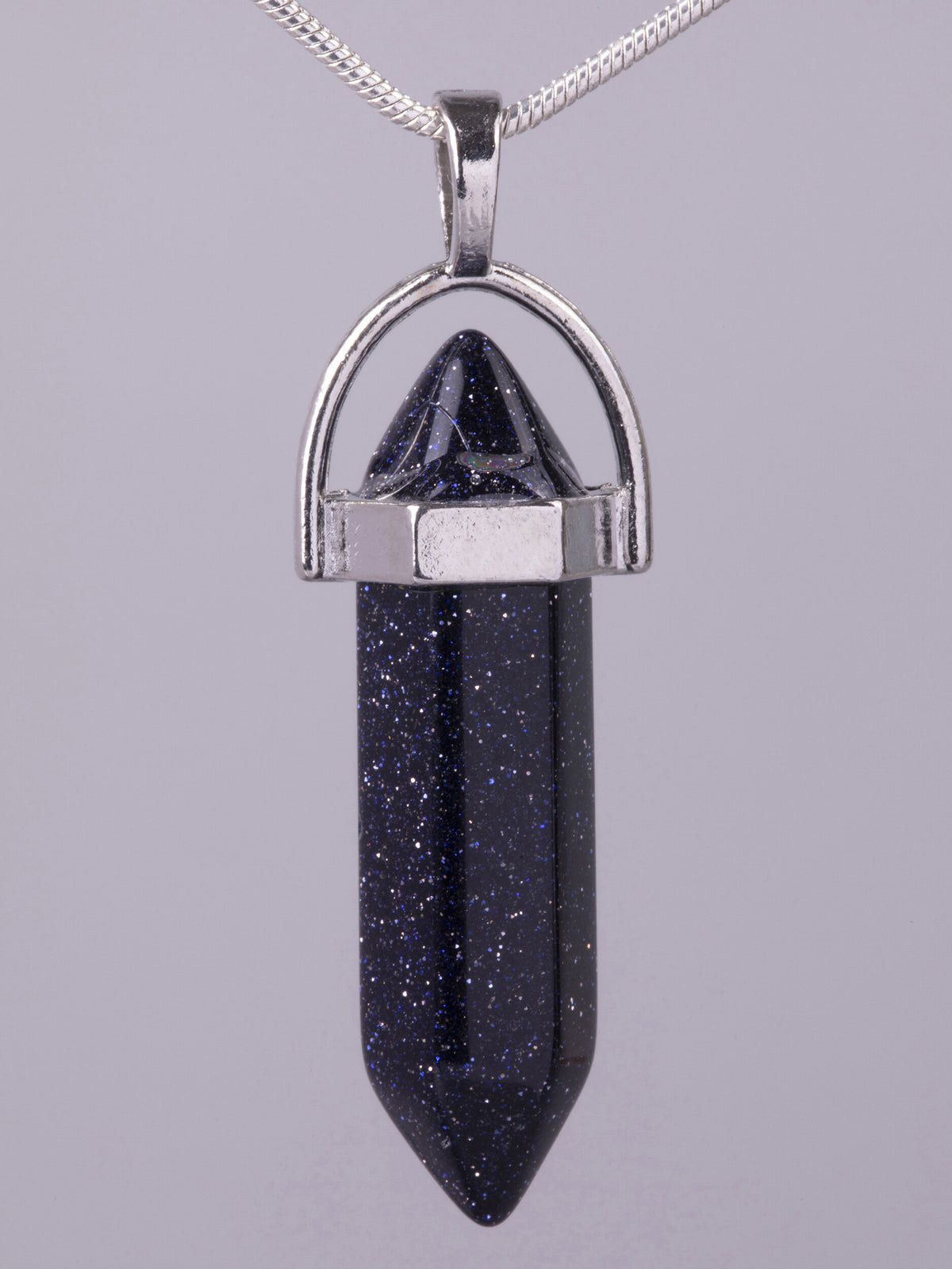 Exkluzivní amulet ve tvaru kyvadla z modrého slunečního kamene  PK1389-0105