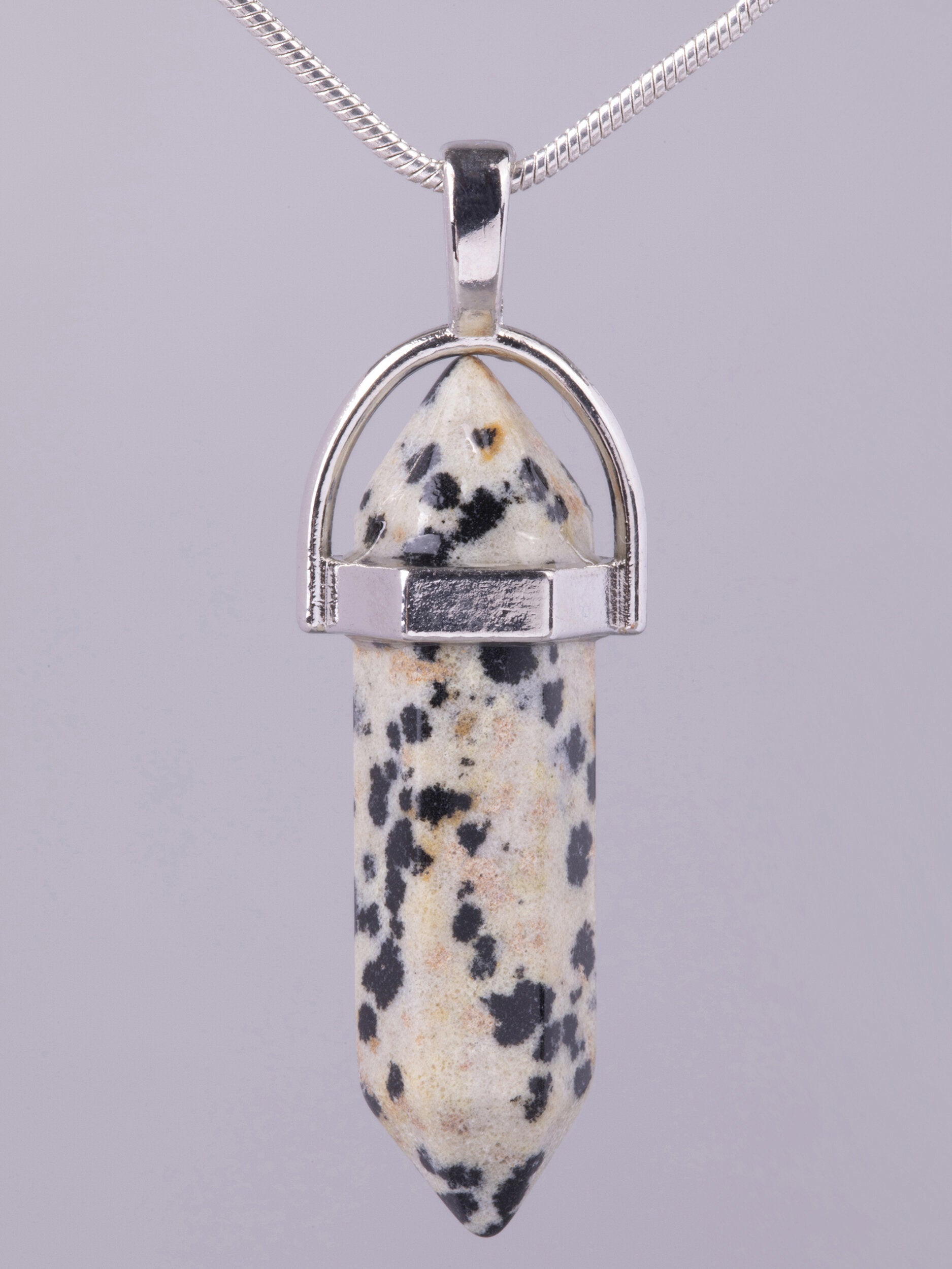 Exkluzivní amulet ve tvaru kyvadla z jaspisu dalmatin PK1390-0118