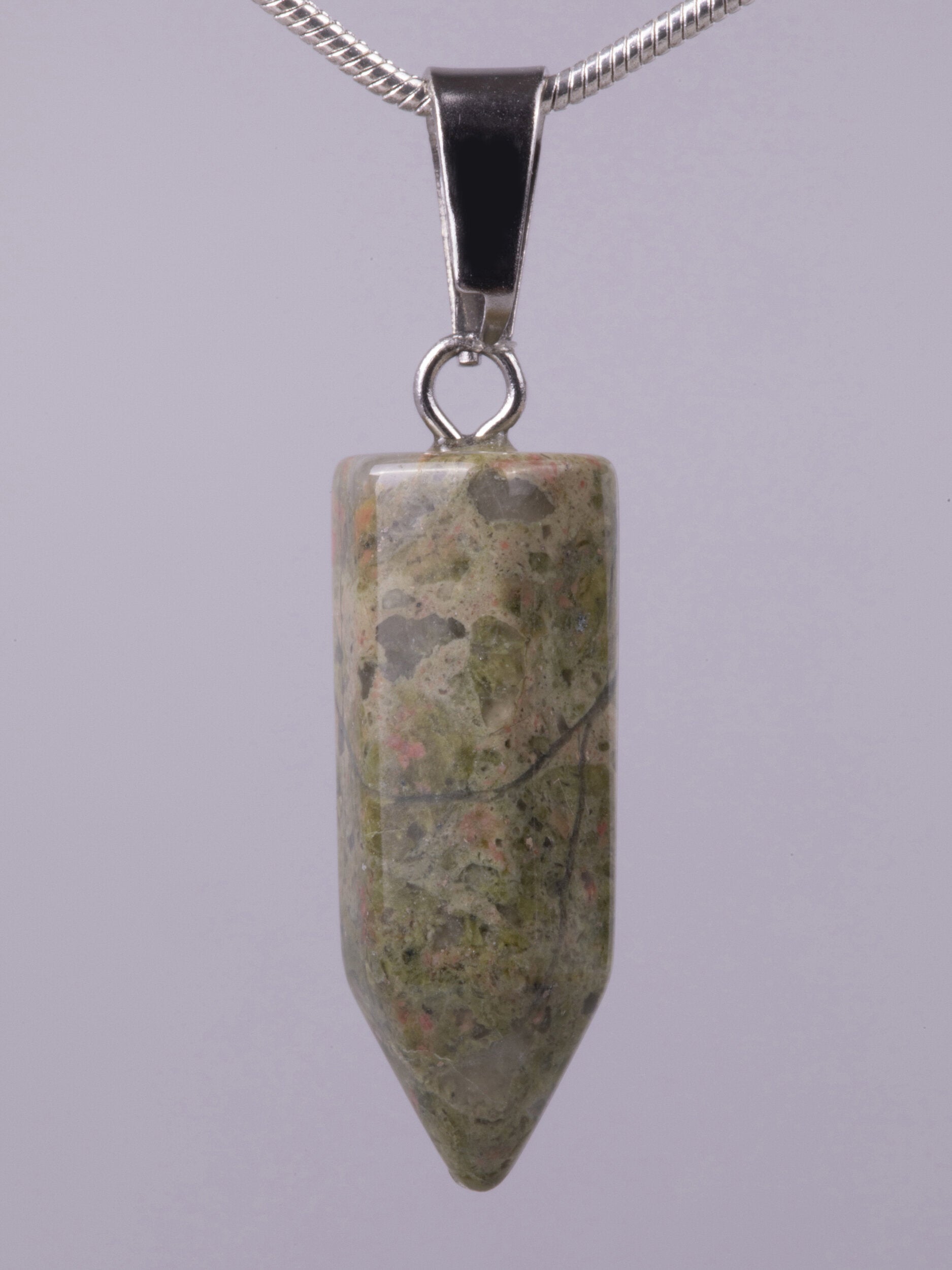 Exkluzivní amulet ve tvaru špice z unakitu  PK1416-1610
