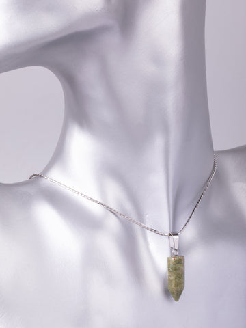 Exkluzivní amulet ve tvaru špice z unakitu  PK1416-1610
