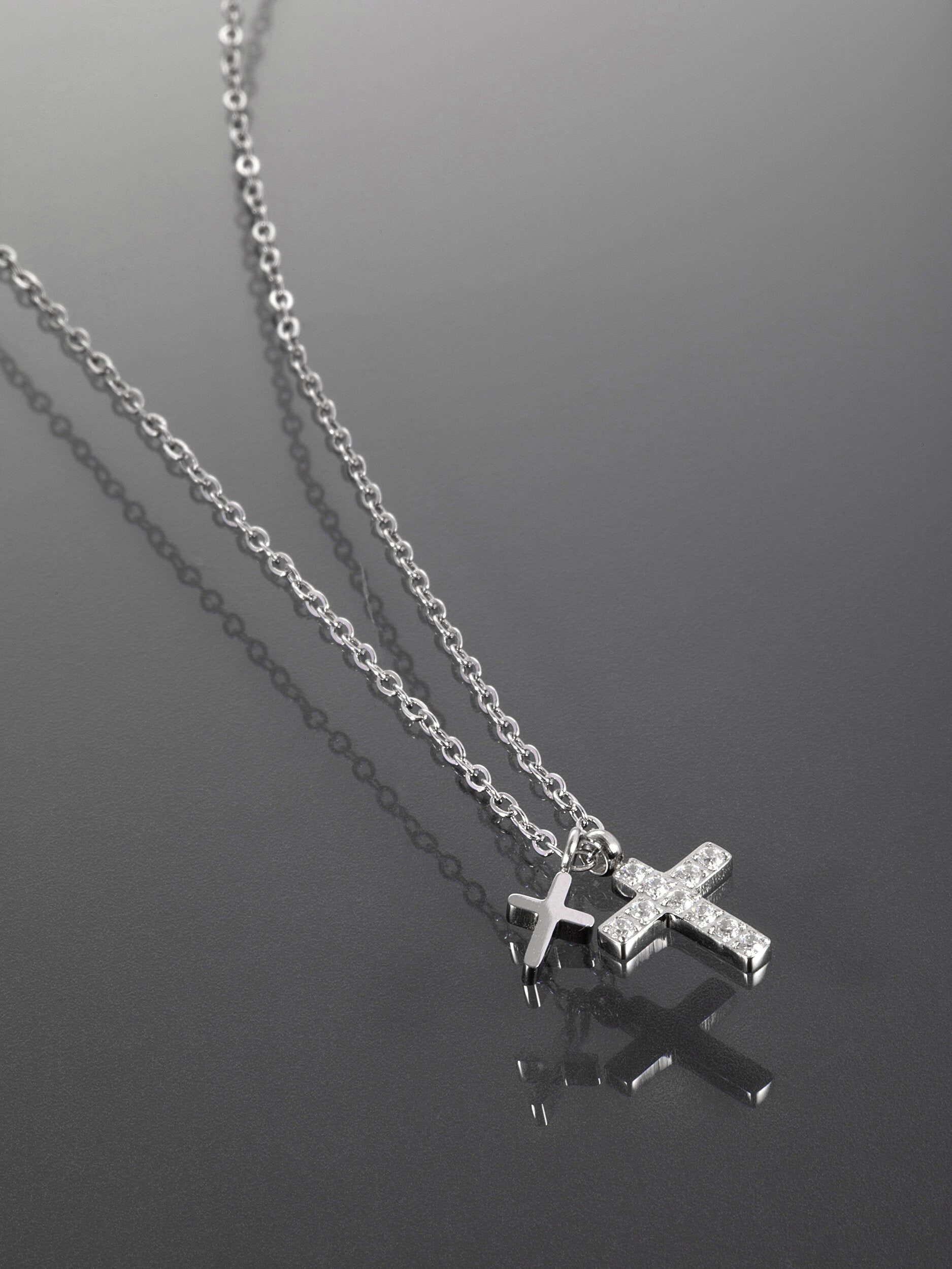 Jemný náhrdelník z chirurgické oceli se dvěma křížky s drobnými čirými krystalky NK1587-0112
