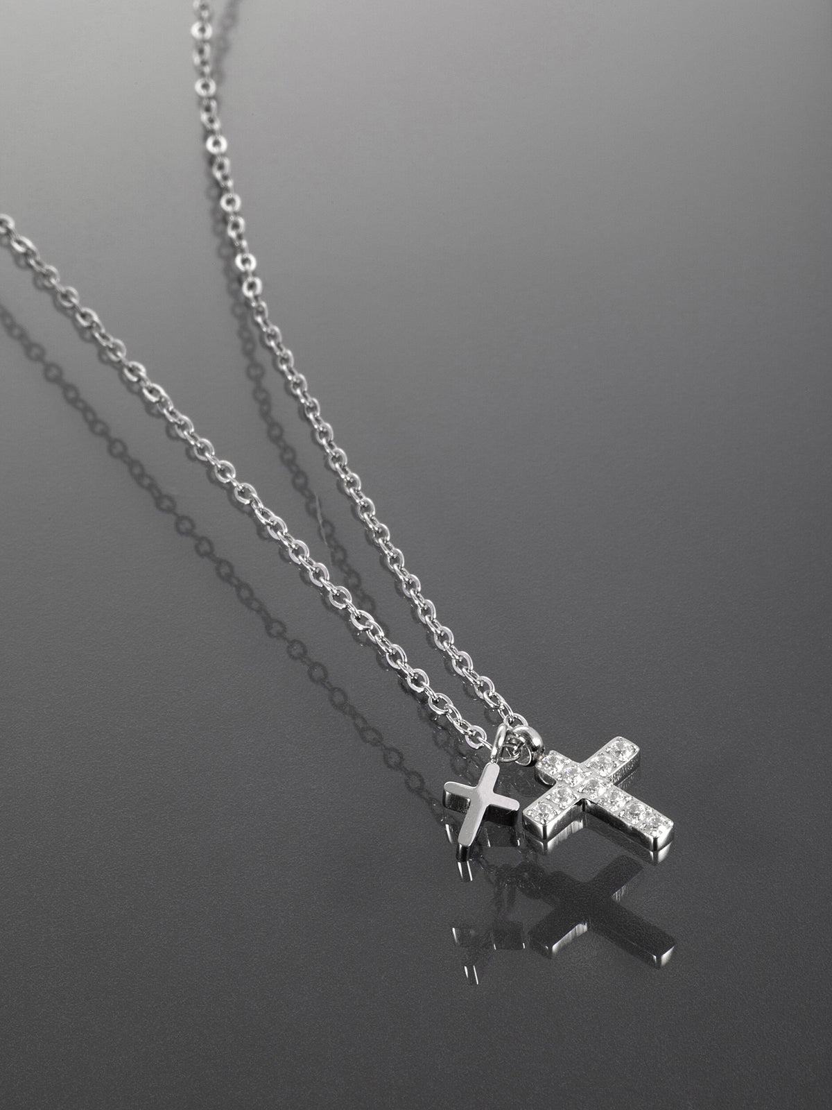 Jemný náhrdelník z chirurgické oceli se dvěma křížky s drobnými čirými krystalky NK1587-0112