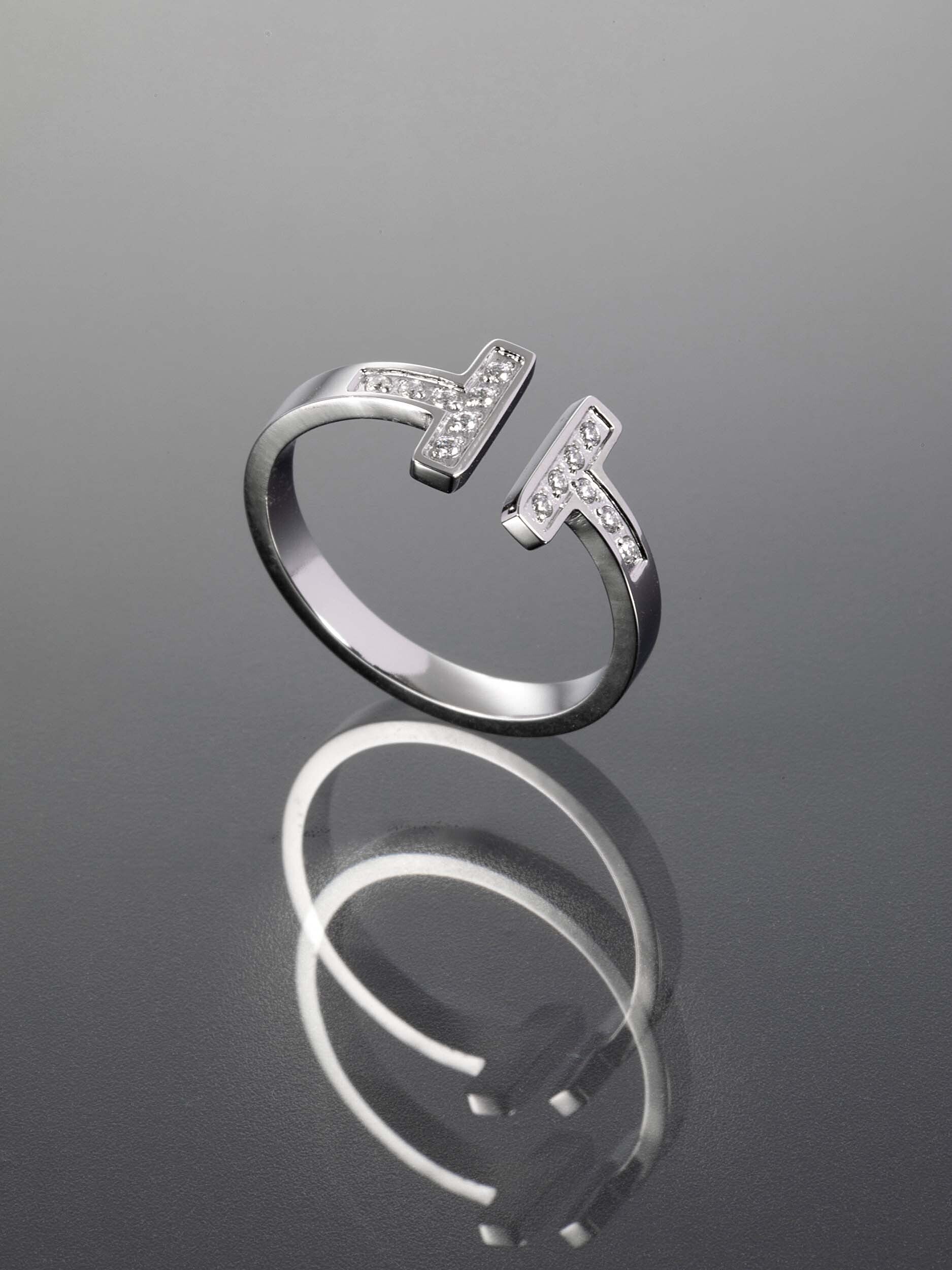 Elegantní prstýnek z chirurgické oceli s moderním motivem a drobnými čirými krystaly PR0386-015207