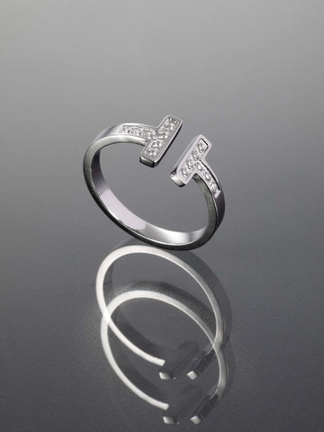 Elegantní prstýnek z chirurgické oceli s moderním motivem a drobnými čirými krystaly PR0386-015207