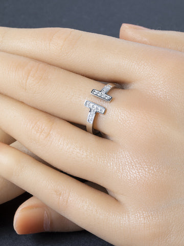 Elegantní prstýnek z chirurgické oceli s moderním motivem a drobnými čirými krystaly PR0386-015607