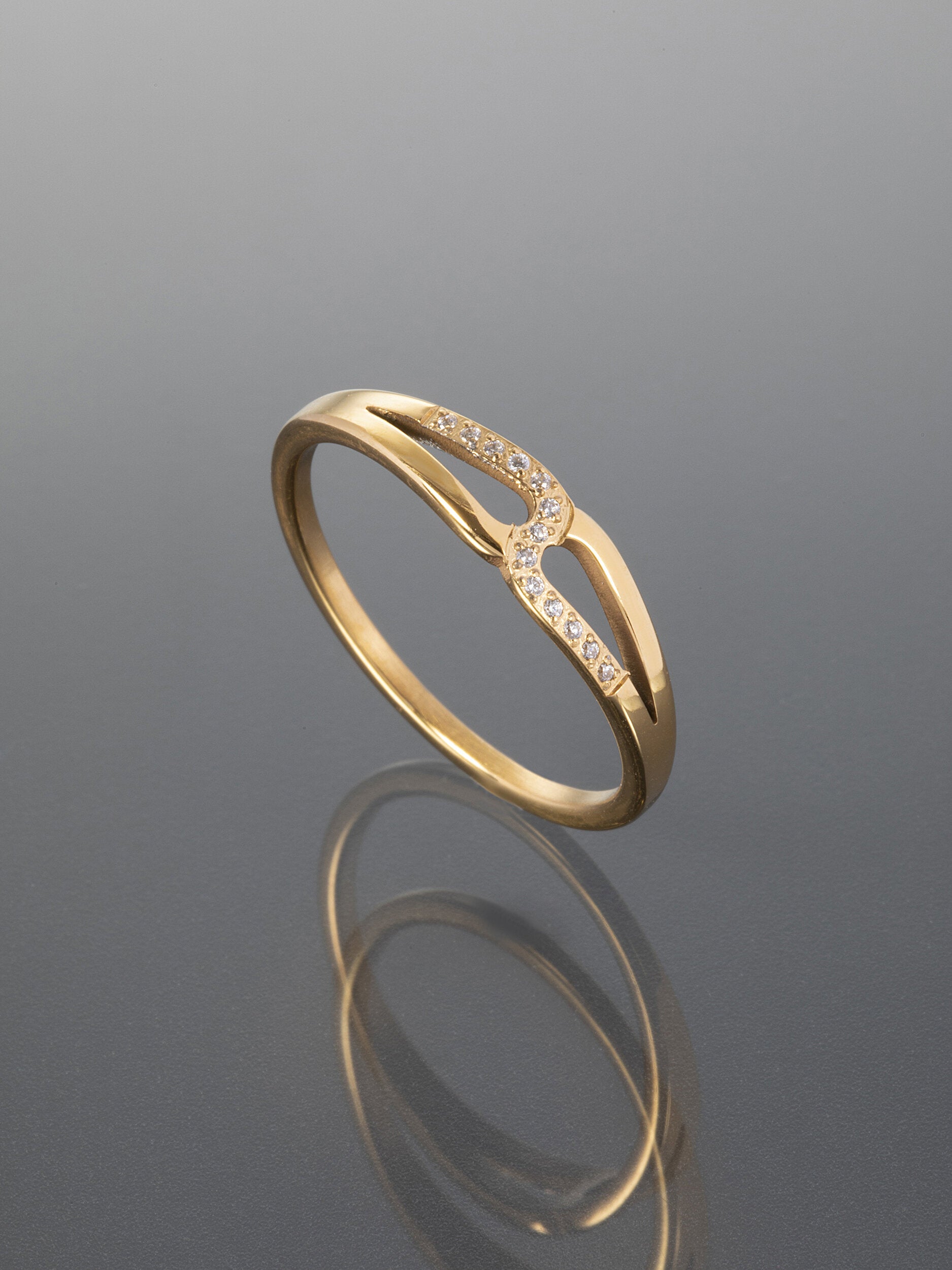 Elegantní prstýnek z chirurgické oceli klasického stylu s drobnými čirými krystaly PR0389-015114