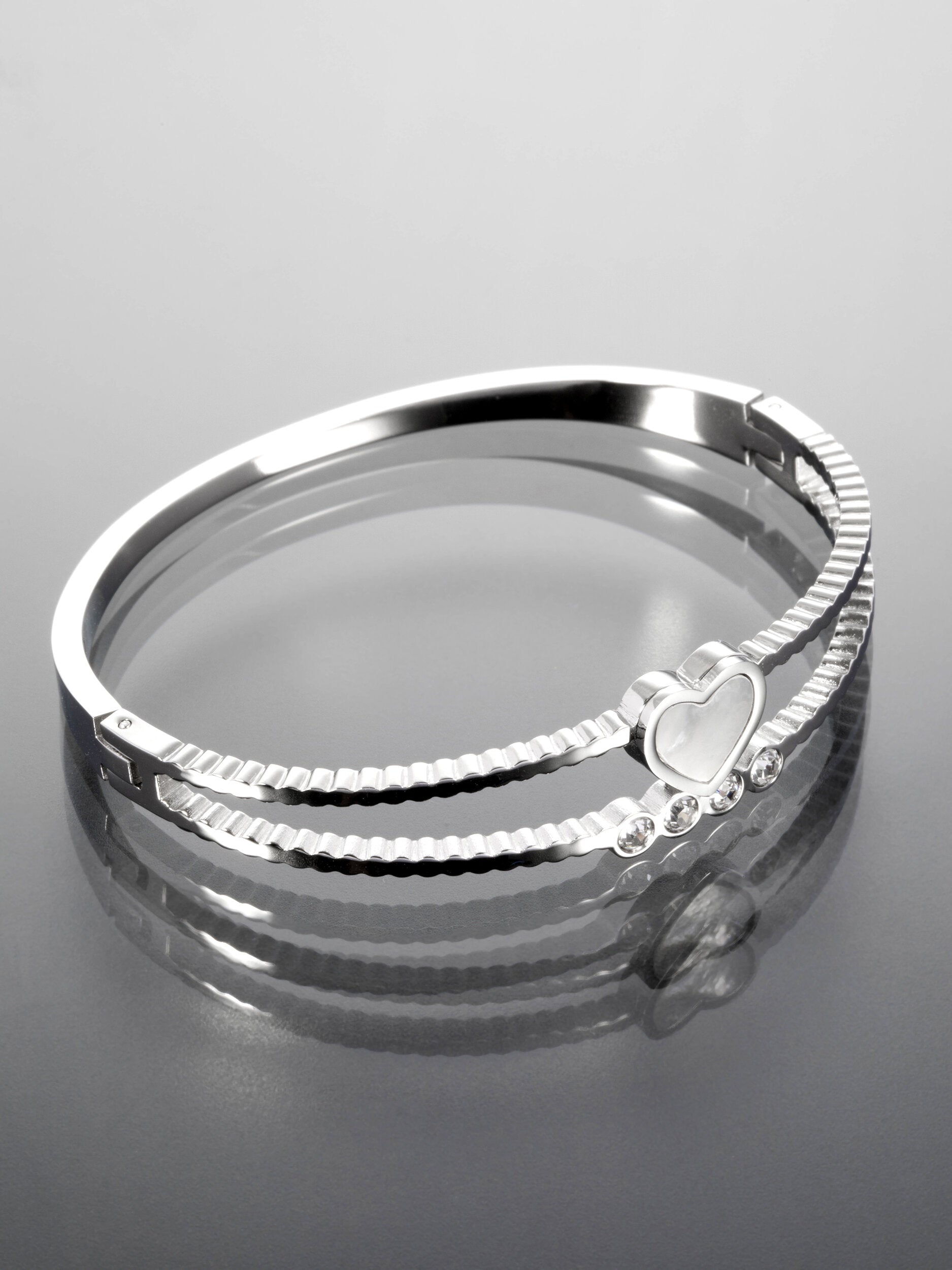 Elegantní náramek z chirurgické oceli s krystaly a perletí v srdci NM3078-0112