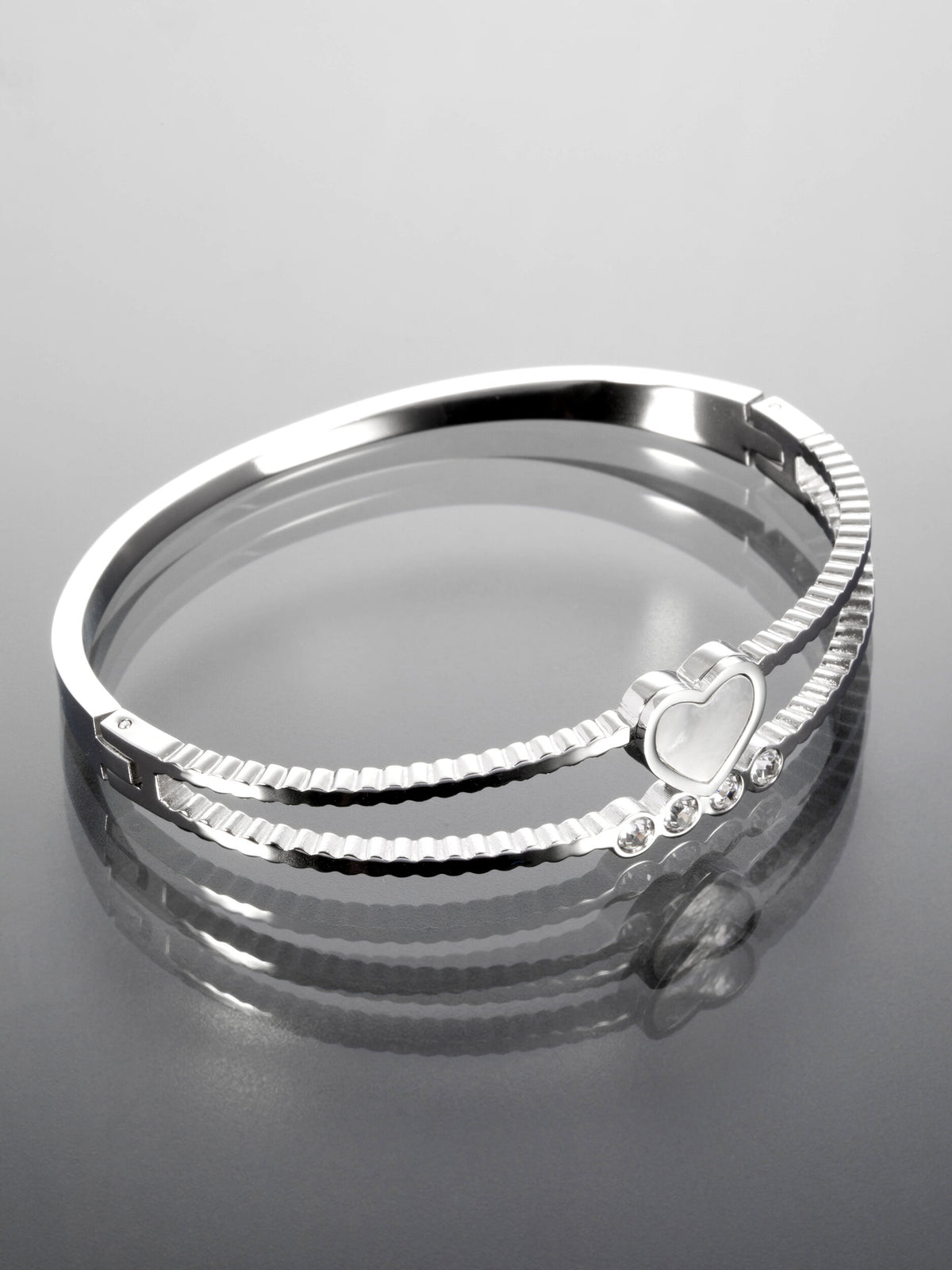 Elegantní náramek z chirurgické oceli s krystaly a perletí v srdci NM3078-0112