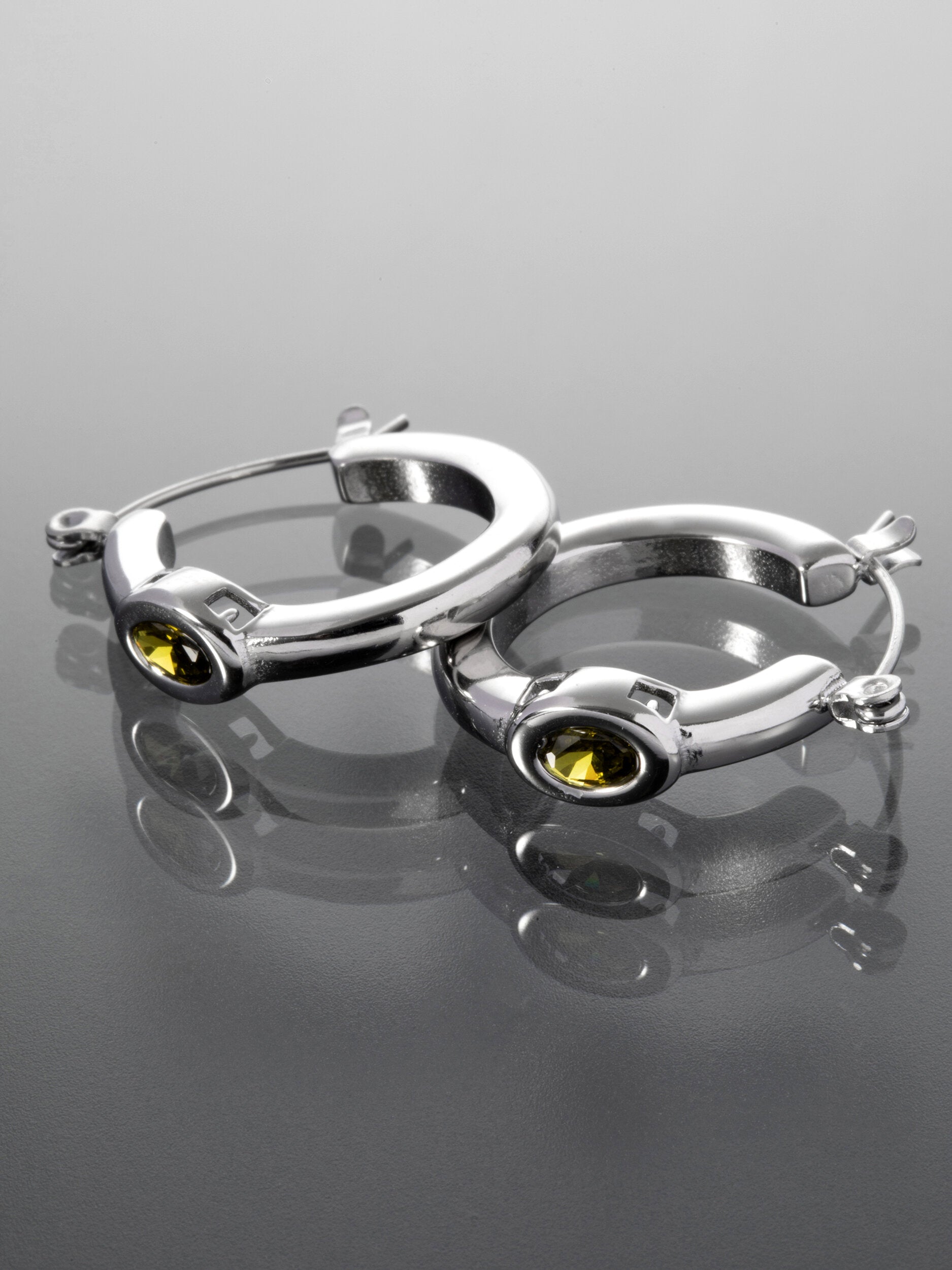 Náušnice kruhy z chirurgické oceli s oválným zeleným zirkonem NE2967-0112