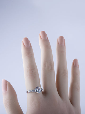 Stylový dámský prsten z chirurgické oceli, osázený čirými kamínky PR0440-015512