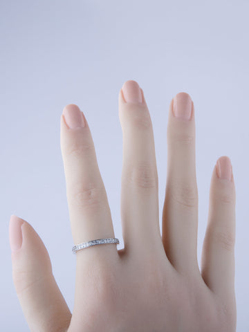 Elegantní dámský prsten z chirurgické oceli, zdobený drobnými čirými krystaly PR0443-015512