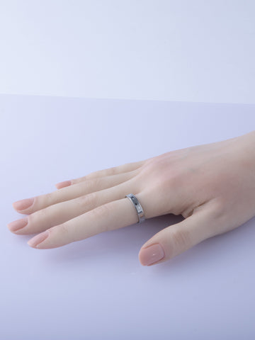 Nadčasový elegantní jemně zdobený prsten z chirurgické oceli PR0433-015512