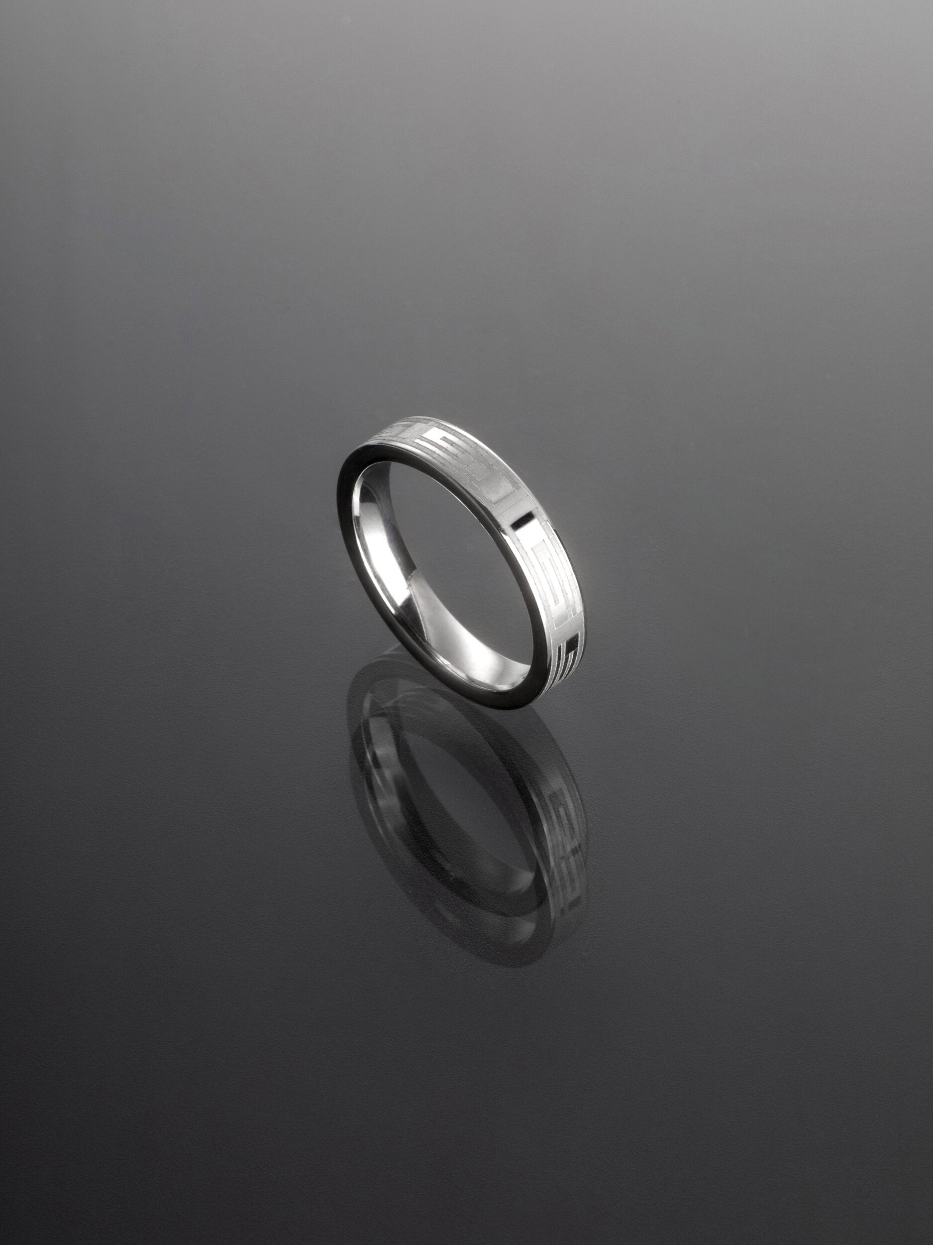 Nadčasový elegantní jemně zdobený prsten z chirurgické oceli PR0433-016312
