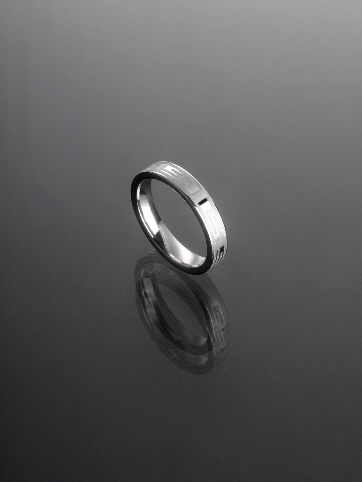 Nadčasový elegantní jemně zdobený prsten z chirurgické oceli PR0433-016312
