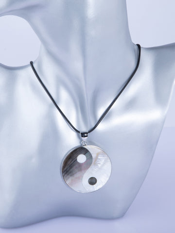 Fashion Icon Přívěsek Jing-jang z přírodní Paua perleti, průměr 4,5 cm PK1667-0432