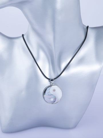Fashion Icon Přívěsek Jing-jang z přírodní Paua perleti, průměr 3 cm PK1665-0432