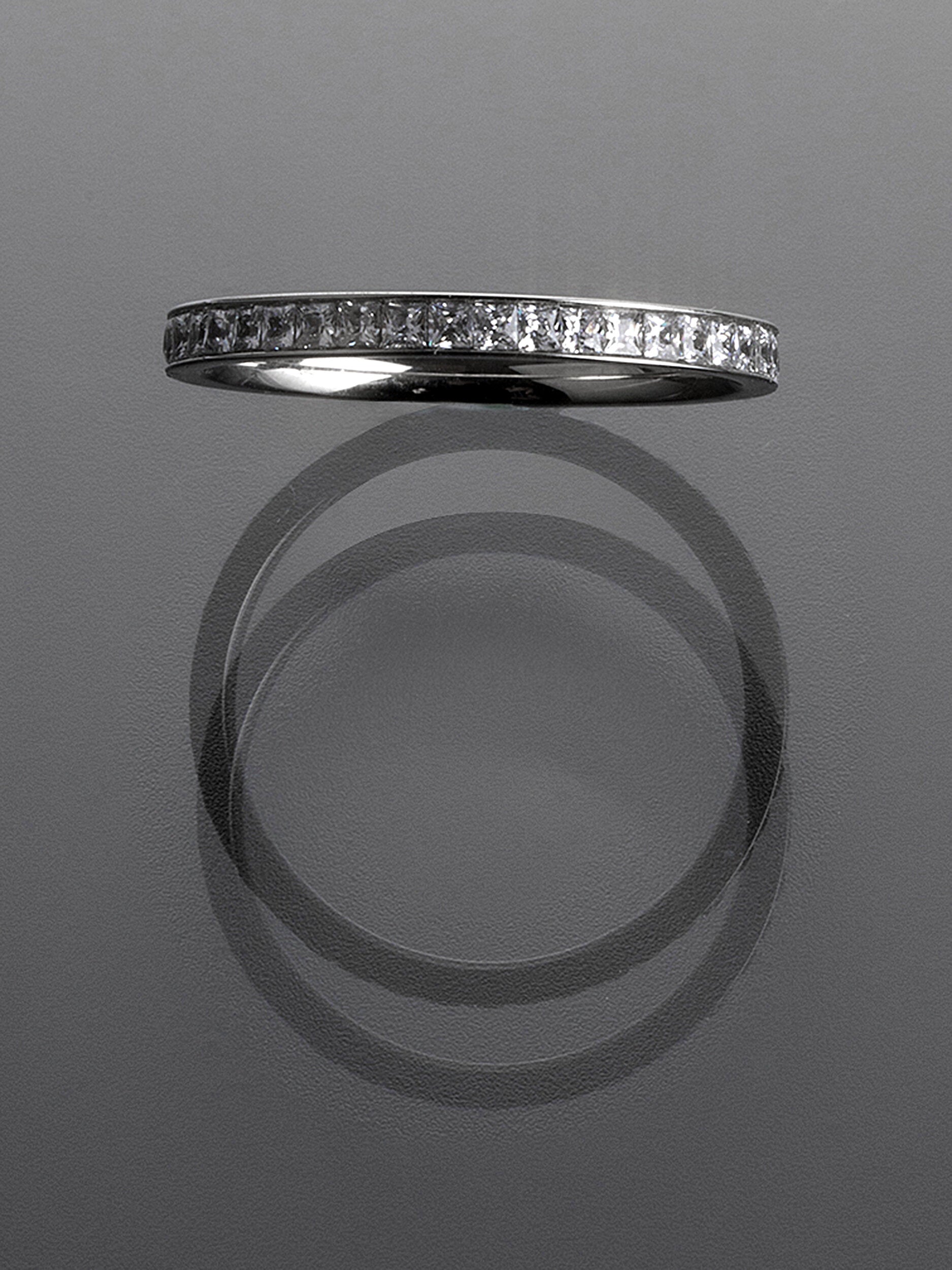 Elegantní dámský prsten z chirurgické oceli, zdobený drobnými čirými krystaly PR0443-016312