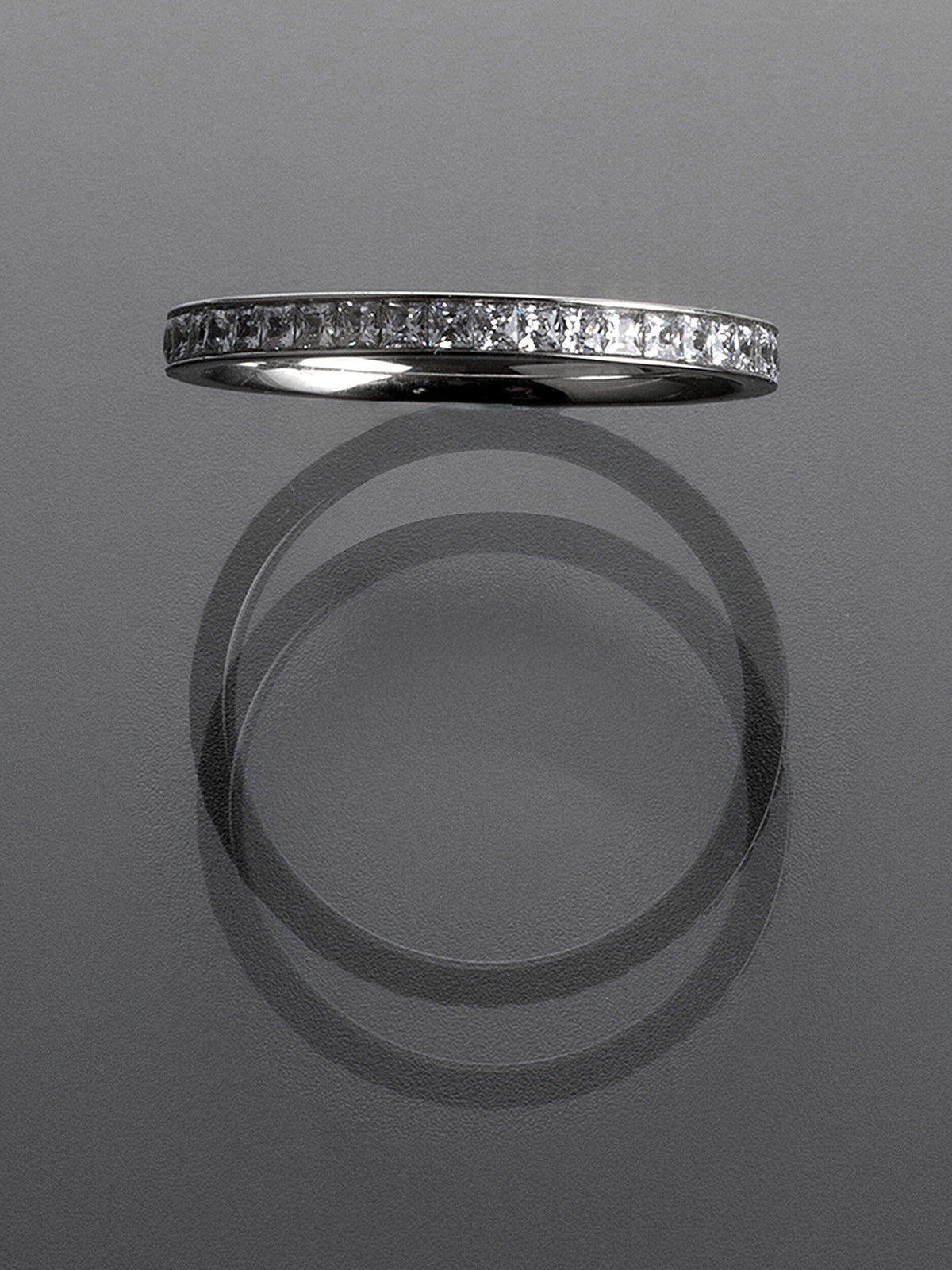 Elegantní dámský prsten z chirurgické oceli, zdobený drobnými čirými krystaly PR0443-016312