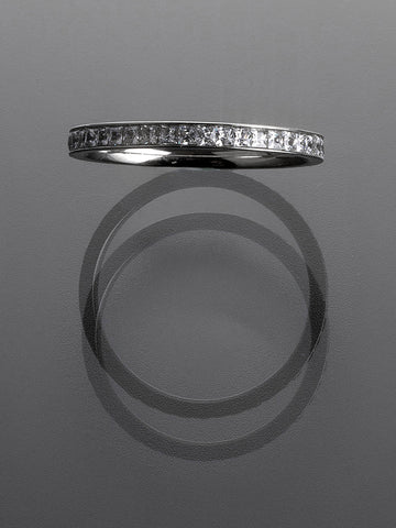 Elegantní dámský prsten z chirurgické oceli, zdobený drobnými čirými krystaly PR0443-016312