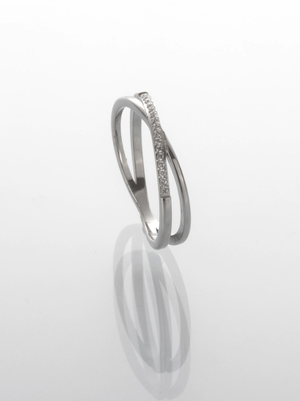 Elegantní prsten z chirurgické oceli s krystalky PR0448-016312