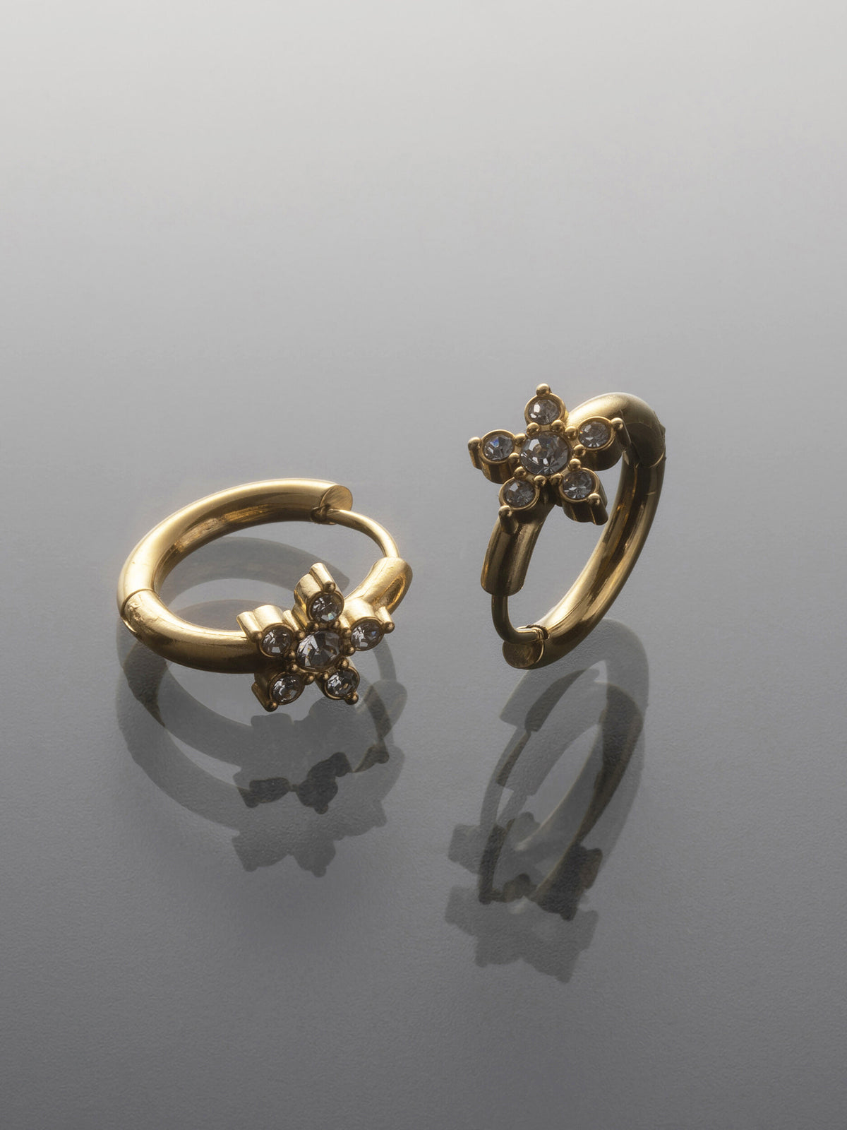 Elegantní kruhové náušnice z chirurgické oceli s kytičkou NE3107-0114
