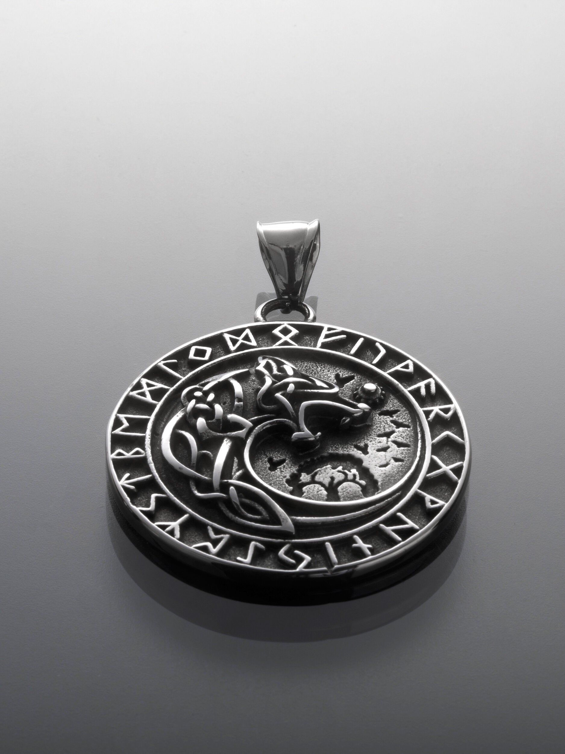 Přívěsek z chirurgické oceli vikingská tematika, vlk Fenrir, stříbrná barva PK1718-0137