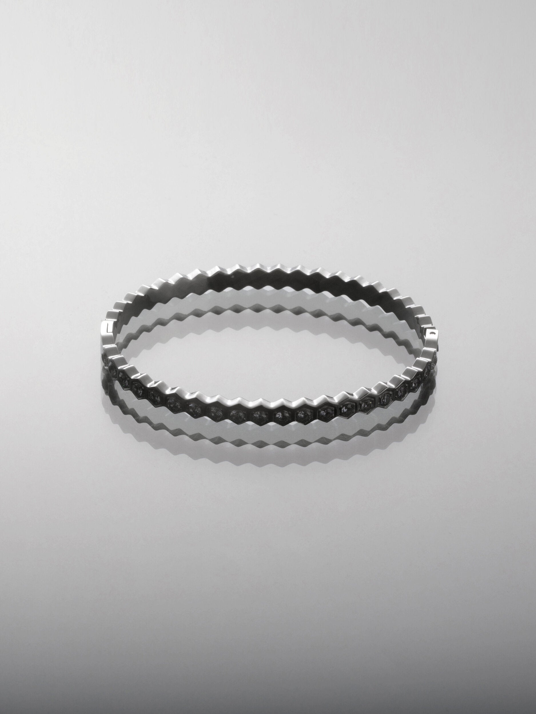 Stylový náramek z chirurgické oceli ozdobený čirými krystalky NM3289-0112