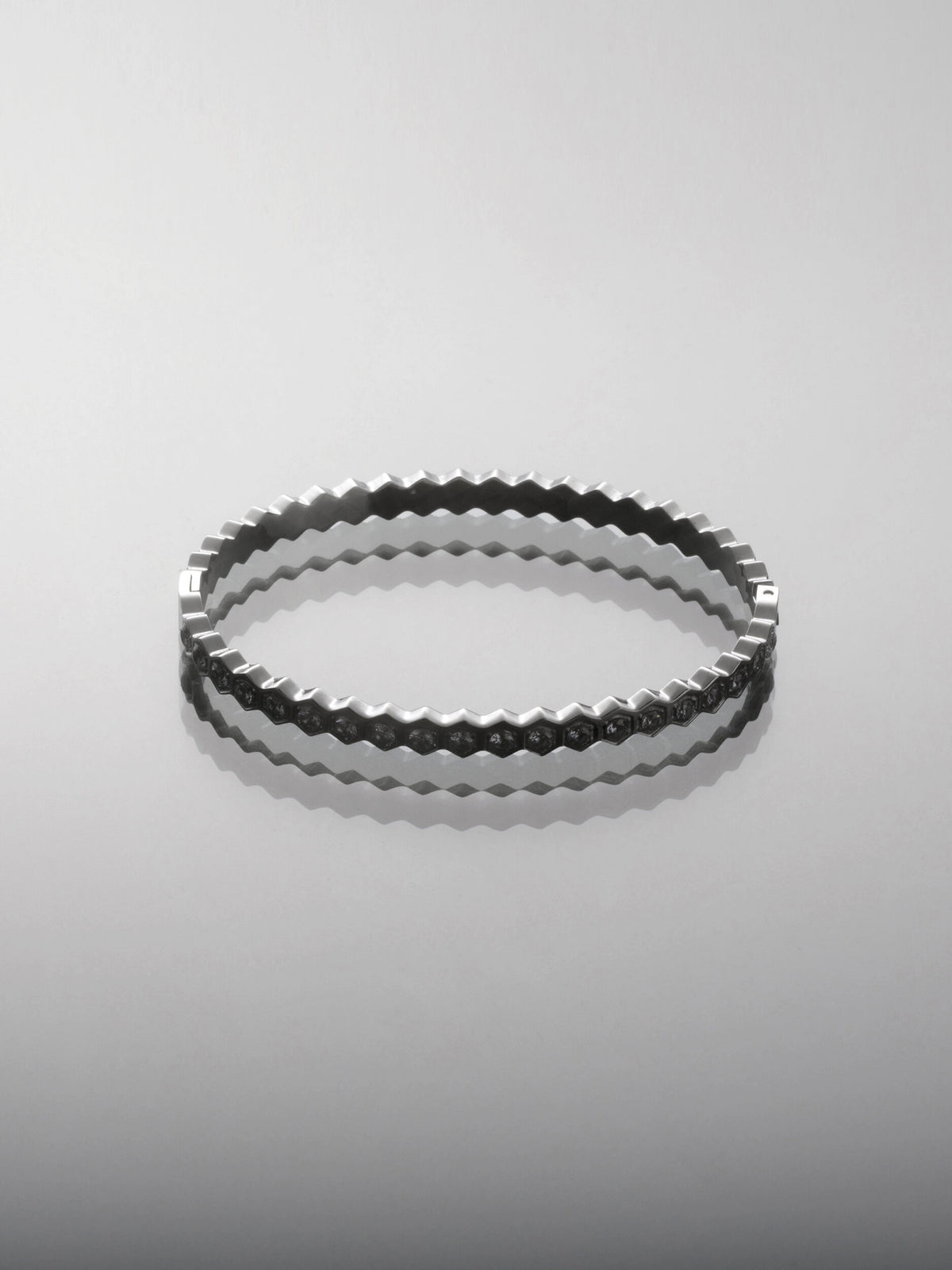 Stylový náramek z chirurgické oceli ozdobený čirými krystalky NM3289-0112