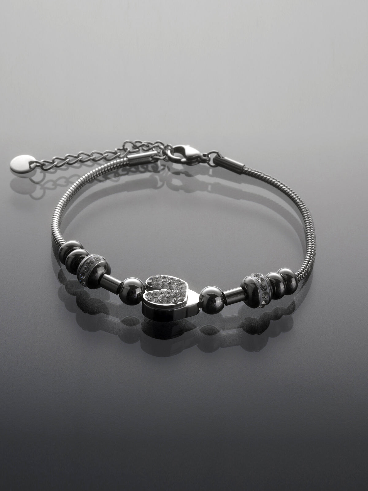 Stylový náramek z chirurgické oceli zdobený třpytivými kamínky  NM3287-0112