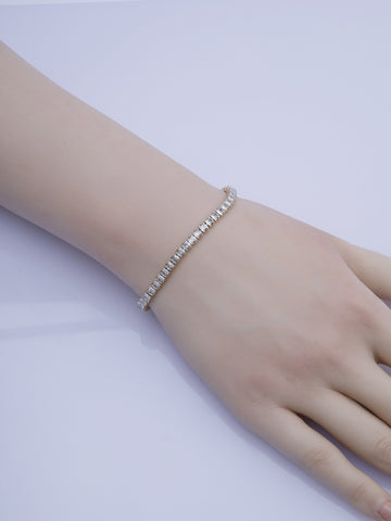 Překrásný štrasový náramek z chirurgické oceli zlaté barvy se třpytivými kamínky NM3293-0114