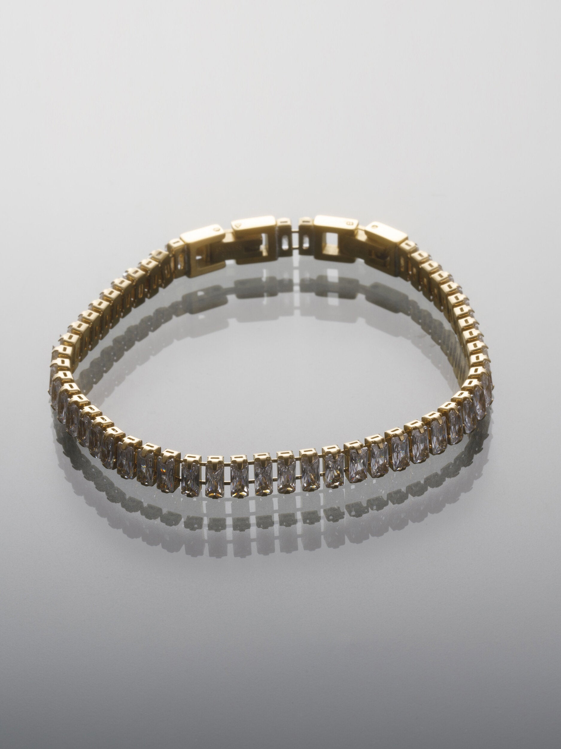 Luxusní štrasový náramek z chirurgické oceli zlaté barvy s podlouhlými třpytivými kamínky NM3292-0114