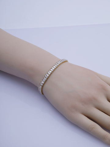 Luxusní štrasový náramek z chirurgické oceli zlaté barvy s podlouhlými třpytivými kamínky NM3292-0114