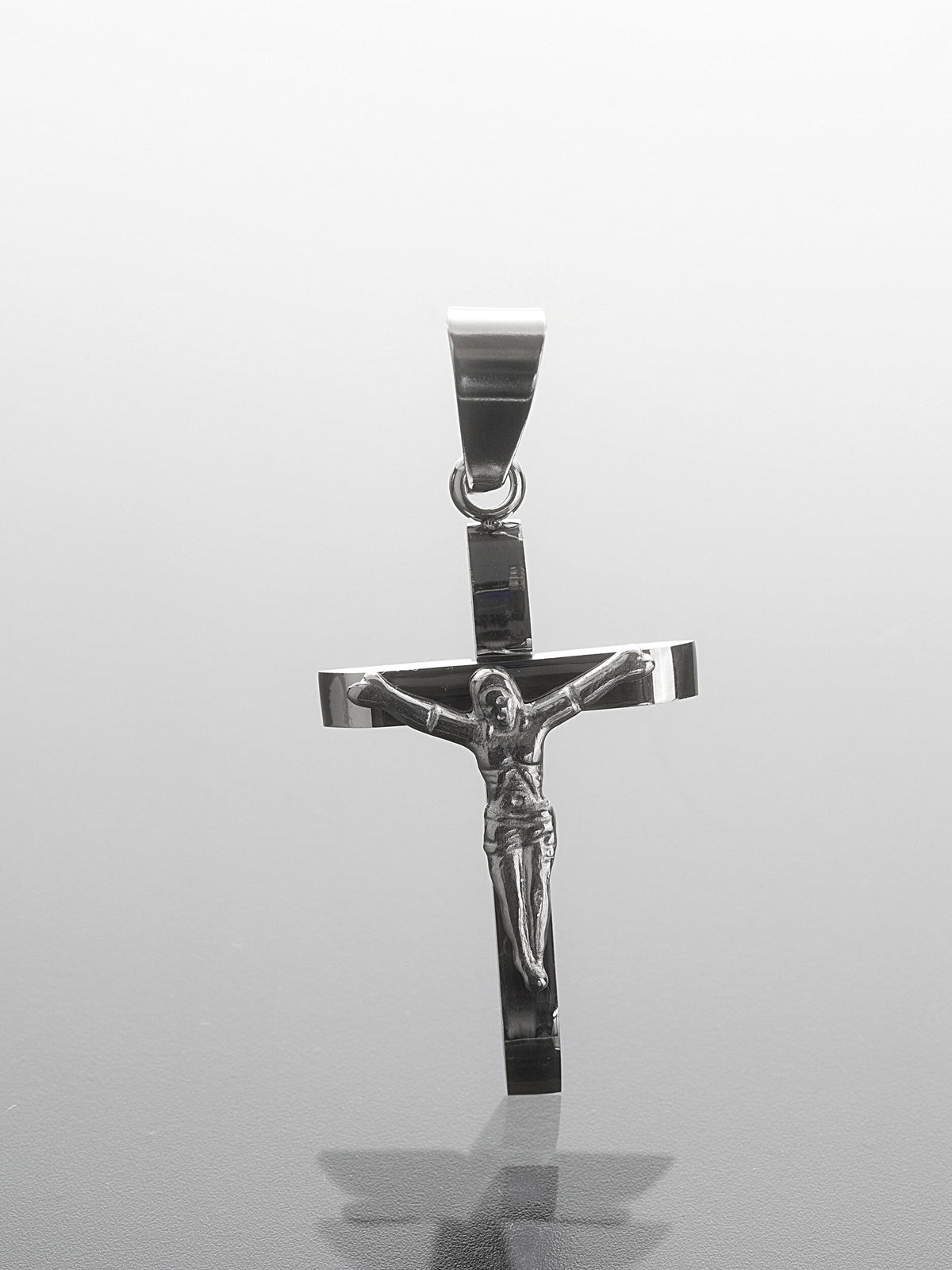 Přívěsek z leštěné chirurgické oceli, menší kříž s Kristem PK1786-0112