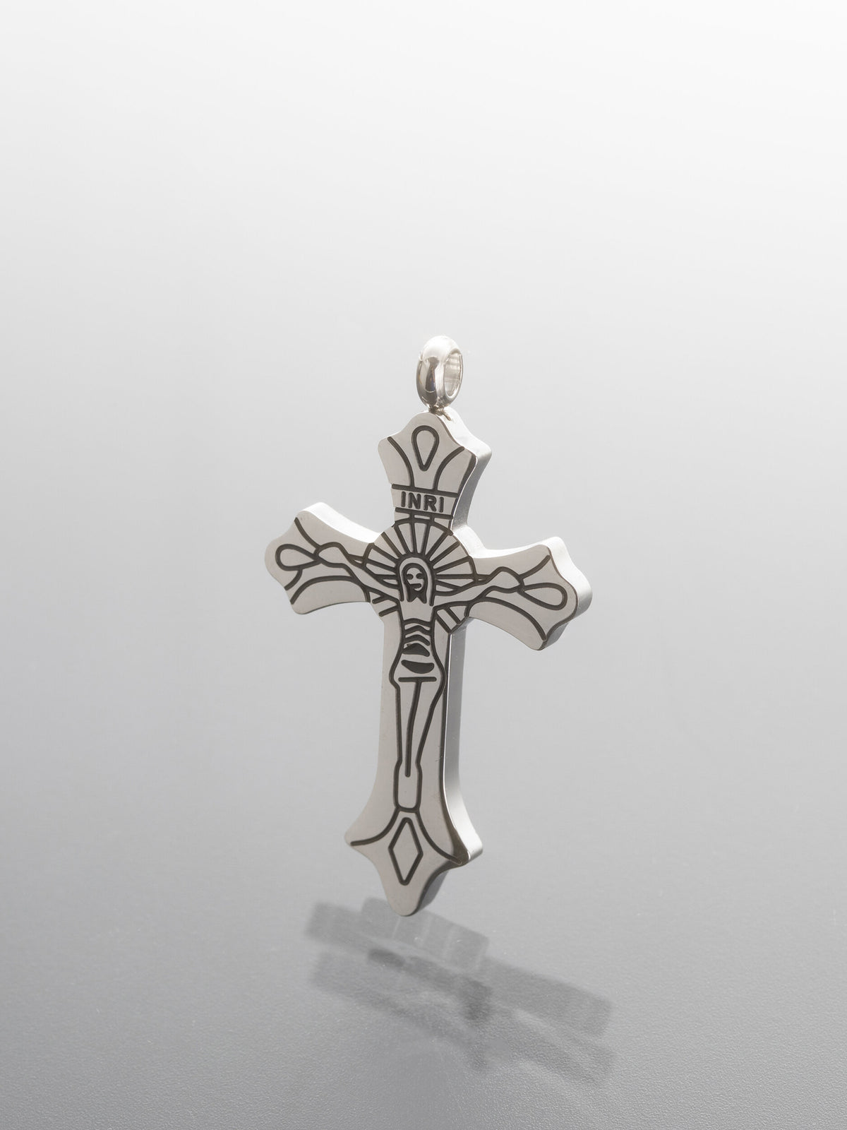 Přívěsek z leštěné chirurgické oceli, kříž s Kristem černé rytí PK1787-0112