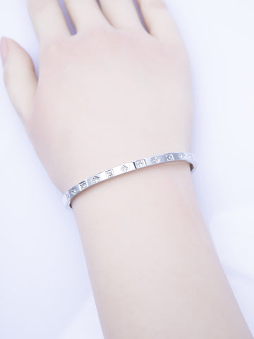 Pevný náramek z chirurgické oceli s rytím NM3311-0112