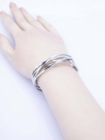 Pevný náramek z leštěné chirurgické oceli z několika pramenů NM3319-0112