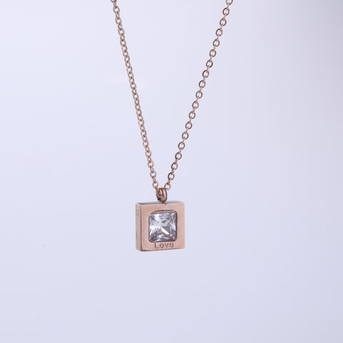 Luxusní zlatý náhrdelník ve tvaru čtverce s krystalem a rytým nápisem LOVE NK0866-0114