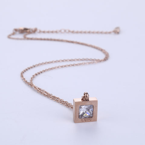 Luxusní zlatý náhrdelník ve tvaru čtverce s krystalem a rytým nápisem LOVE NK0866-0114