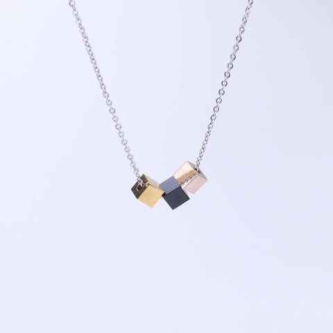 Exkluzivní náhrdelník ve tvaru kostek z chirurgické oceli NK0857-0112
