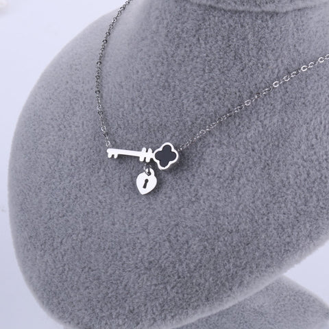 Krásný náhrdelník s motivem srdce na klíč z chirurgické oceli NK0864-0102