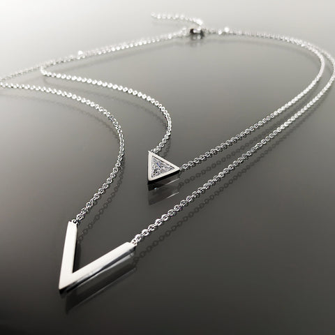 Exkluzivní dvouřadý ocelový náhrdelník ve tvaru trojúhelníku s čirým krystalem NK0701-0107