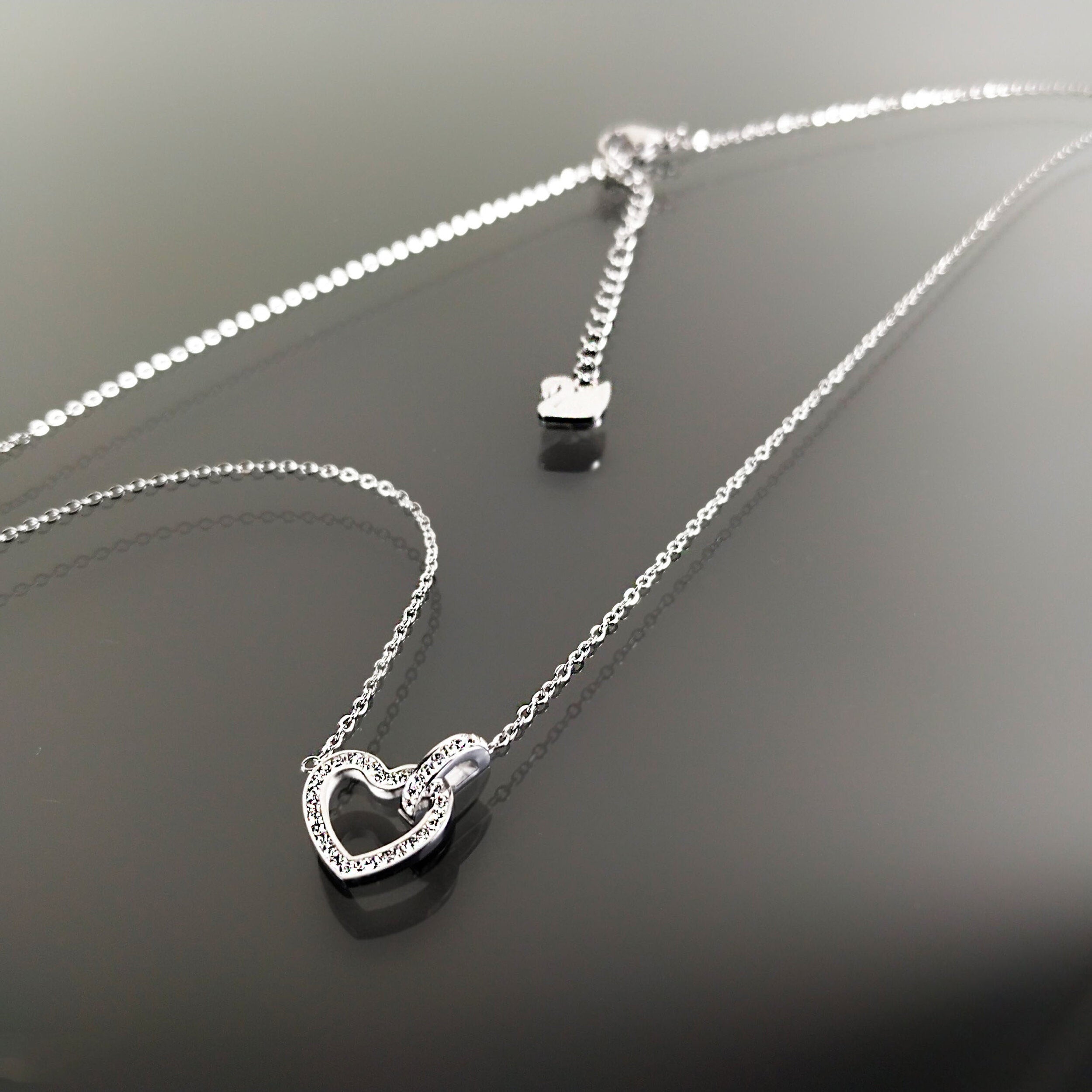 Luxusní ocelový náhrdelník ve tvaru srdce vykládaný čirými krystaly NK0667-0107