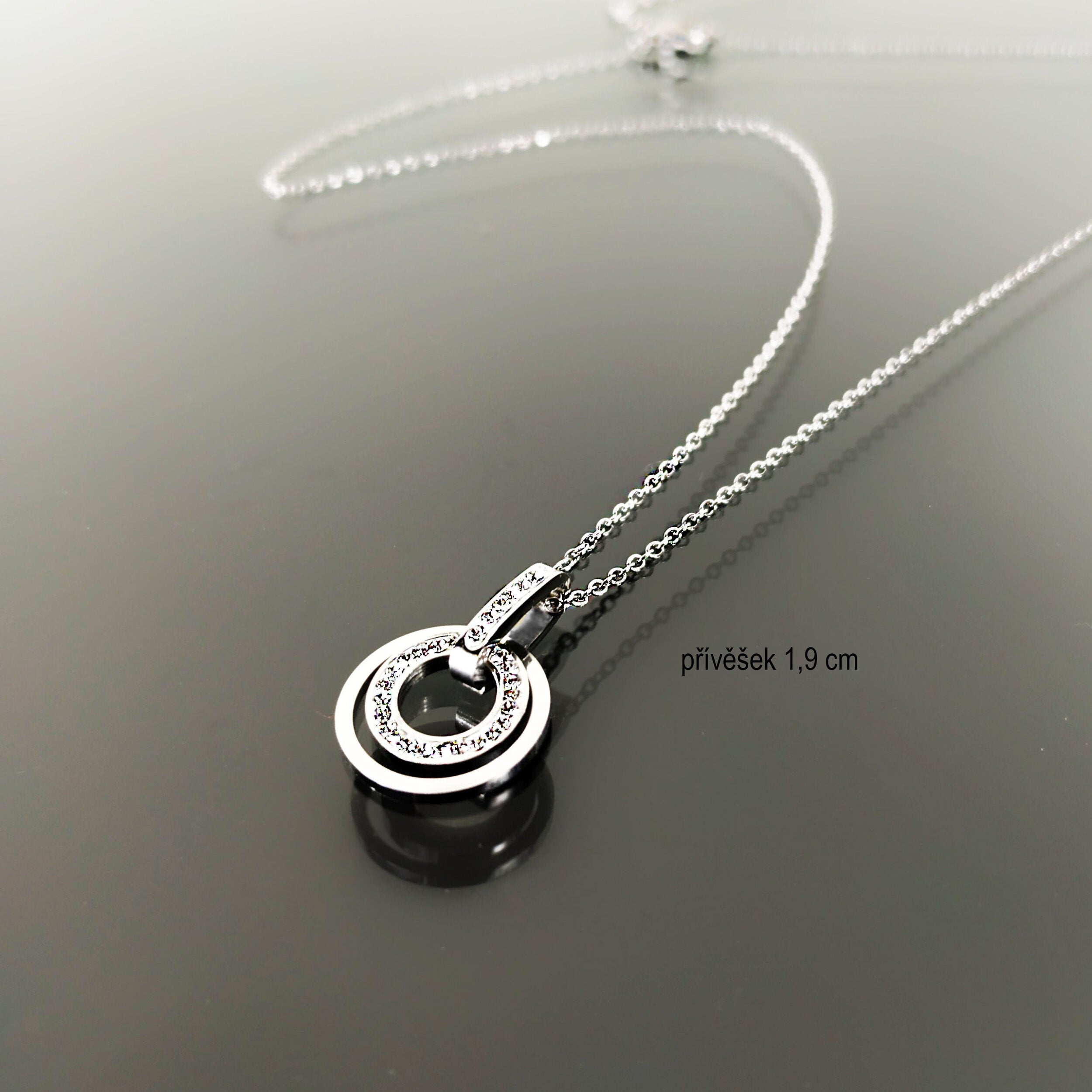 Exkluzivní náhrdelník z chirurgické oceli s dvěma kroužky vykládaný čirými krystaly NK0635-0107