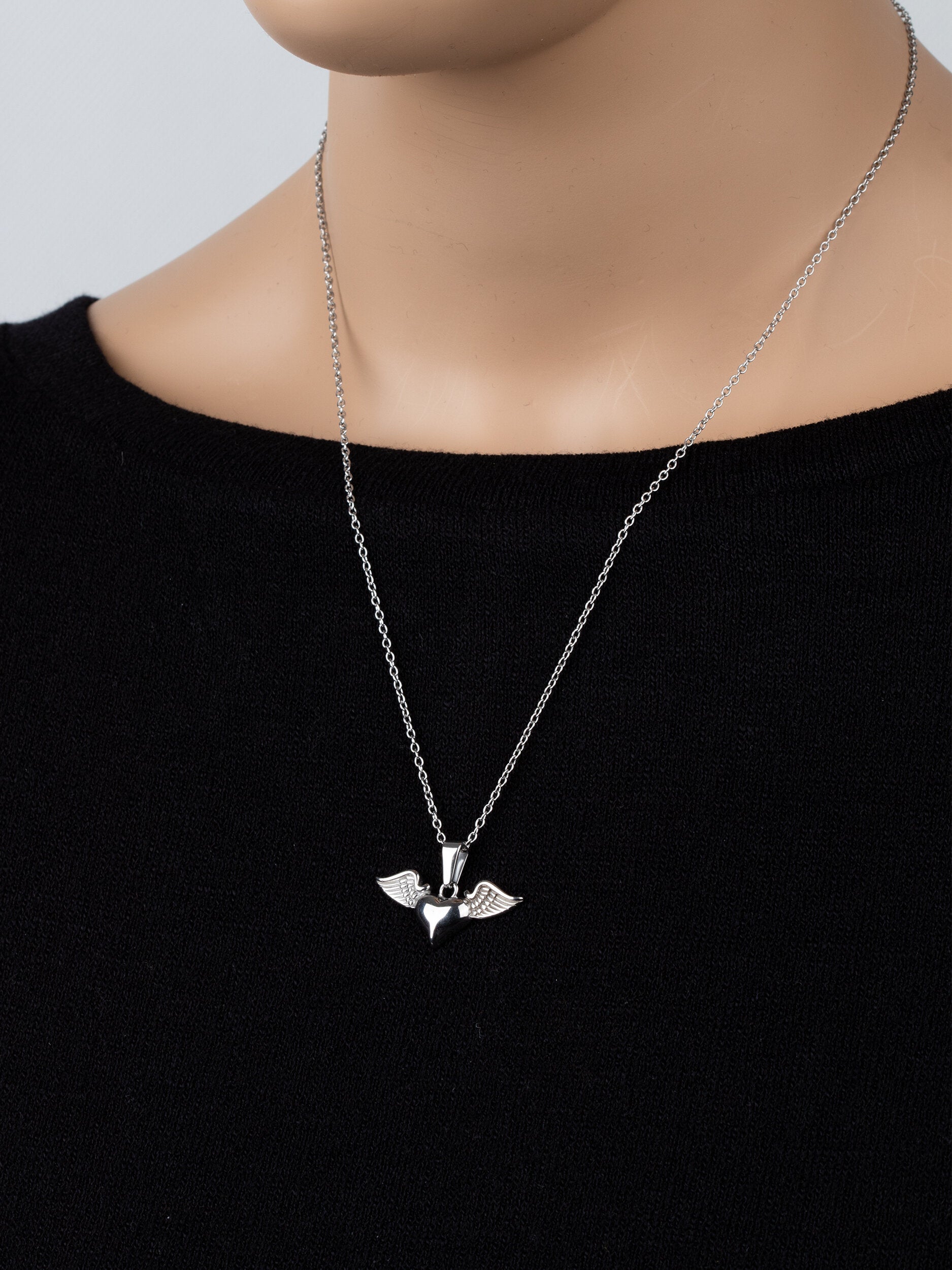Ocelový náhrdelník s přívěskem ve tvaru srdce s křídly NK0625-0107