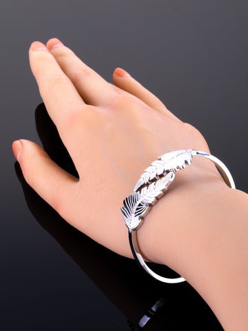 Krásný náramek z chirurgické oceli s motivem listů a čirými krystaly NM1279-0107